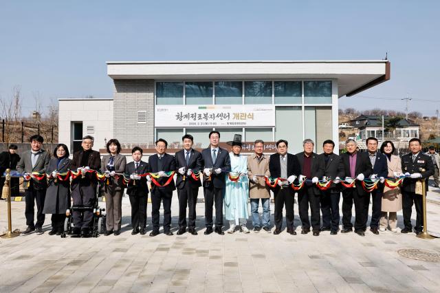 정명근 화성특례시장가운데과 배정수 화성특례시의회 의장가운데 왼쪽 내빈들이 테이프 커팅식을 하고 있다 사진화성시