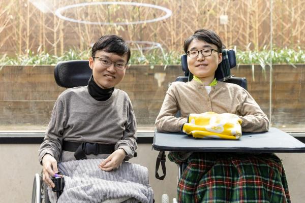 쿠팡 e스포츠팀 소속 김민준 선수왼쪽와 김규민 선수 사진쿠팡