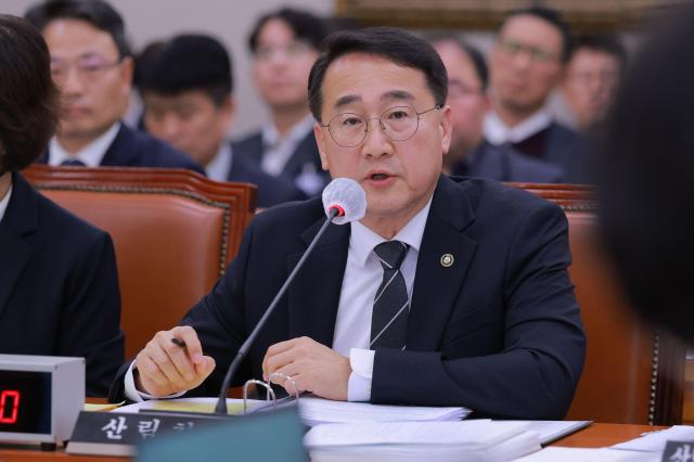 김인호 산림청장이 지난해 10월 서울 여의도 국회 농림축산식품해양수산위원회에서 열린 산림청에 대한 국정감사에서 의원 질의에 답하고 있다 사진유대길 기자 dbeorlf123ajunewscom