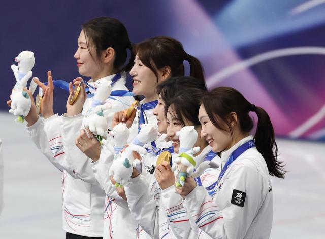 South Korea’s women’s short track 3,000-meter relay team poses with its gold medals at the Milan Ice Skating Arena in Milan, Italy, on Feb. 18 (local time). From right: Choi Min-jeong, Kim Gil-li, Lee So-yeon, Noh Do-hee and Shim Suk-hee.