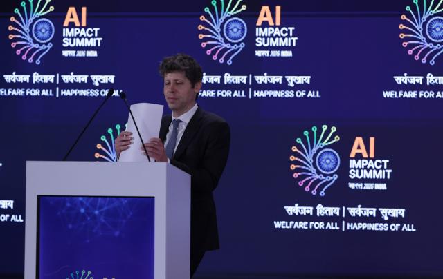 샘 올트먼 오픈AI 최고경영자CEO가 19일현지시간 인도 뉴델리 바라트 만다팜에서 열린 ‘AI 임팩트 서밋 2026’ 세션에 참석하고 있다 인도는 2월 16일부터 20일까지 뉴델리에서 AI 임팩트 서밋 2026을 개최했다 2026219 EPA연합뉴스