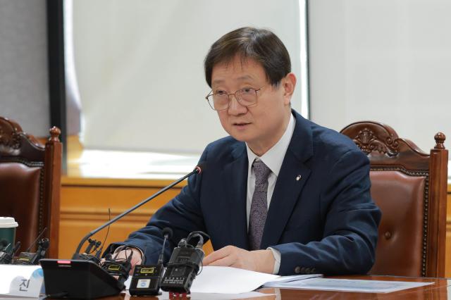 이찬진 금융감독원장이 지난 12일 서울 중구 은행회관에서 은행장들과의 간담회를 주재하고 있다. [사진=유대길 기자]