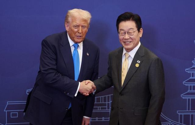 이재명 대통령이 지난해 10월 경북 경주 힐튼호텔 그랜드볼룸에서 열린 대통령 주최 정상 특별만찬에 앞서 도널드 트럼프 미국 대통령을 마주한 모습 사진연합뉴스