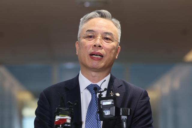 3대내란·김건희·채해병 특검의 미진한 부분과 새로운 의혹을 수사하는 2차 종합특검에 임명된 법무법인 지평 소속 권창영 변호사가 6일 서울 중구 소속 법률사무소로 출근해 소감을 밝히고 있다 사진연합뉴스