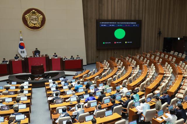 지난 12일 국회에서 열린 2월 임시국회 본회의에서 일제하 일본군위안부 피해자에 대한 보호ㆍ지원 및 기념사업 등에 관한 법률 일부개정법률안대안이 통과되고 있다 이날 국민의힘은 전날 법제사법위원회에서 여당 주도로 처리된 사법개혁안에 반발해 본회의와 상임위에 불참했다 사진연합뉴스