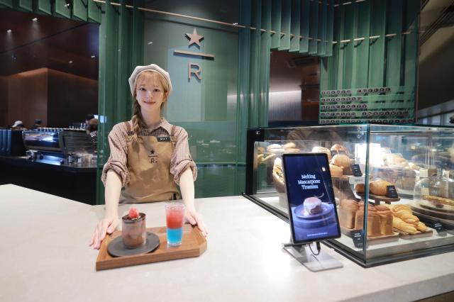 스타벅스 코리아가 오는 28일 대한민국 대표 랜드마크인 광화문 광장에 3번째 도심형 리저브 전용 매장 리저브광화문을 오픈한다고 26일 전했다

사진은 스타벅스 코리아 직원이 광화문을 상징하는 대표음료로 개발한 광화문 믹사토를 선보이고 있는 모습

리저브광화문은 장충라운지R 리저브도산에 이어 도심 속에서 스타벅스의 최고급 프리미엄 커피를 즐길 수 있는 리저브 전용 매장으로 운영된다 20250826사진유대길 기자 dbeorlf123ajunewscom