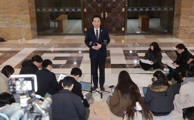 박수현 더불어민주당 수석대변인이 지난 10일 국회에서 의원총회를 마친 뒤 브리핑하고 있다 사진연합뉴스