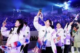 South Korea Enters Milan-Cortina Olympic Closing Ceremony With Flag Bearers Choi Min-jeong and Hwang Dae-heon