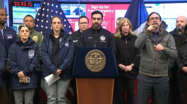 조란 맘다니 (가운데) 뉴욕시장이 22일(현지시간) 기자회견을 통해 통행 금지령과 폭설 대책을 설명하고 있다. [사진=맘다니 시장 엑스]