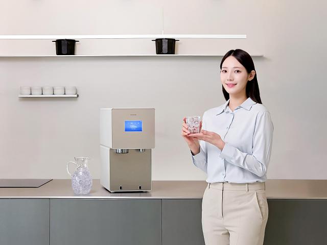 삼성전자 모델이 하루 최대 8kg의 강력한 제빙 성능에 AI 기반 사용자 맞춤 기능을 갖춘 비스포크 AI 얼음정수기 신제품을 소개하고 있다 사진삼성전자