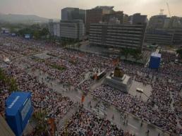 [아주 사설 | 기본·원칙·상식] BTS 광화문 공연, 안전을 넘어 시민의식의 품격을 보여줘야 한다