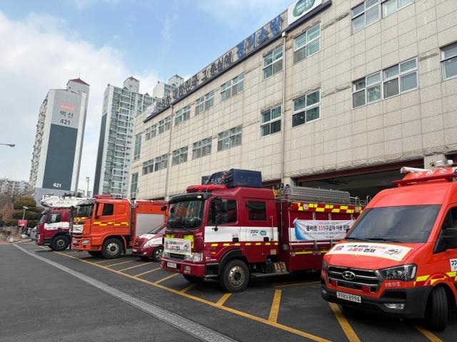 소방서에서 대기 중인 긴급차량사진수원시