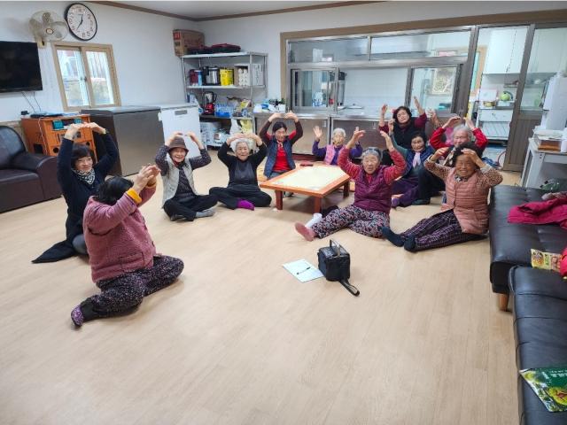 우리동네 건강지키기 사업의 일환으로 화성면 화강리에서 건강체조를 진행하고 있다사진청양군