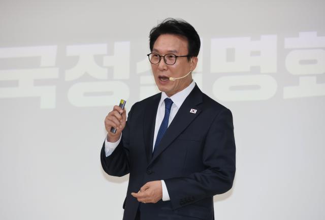 김민석 국무총리가 지난 21일 경북 포항시 포은흥해도서관에서 열린 더불어민주당 경북도당 초청 K-국정설명회에서 특별강연을 하고 있다 사진연합뉴스