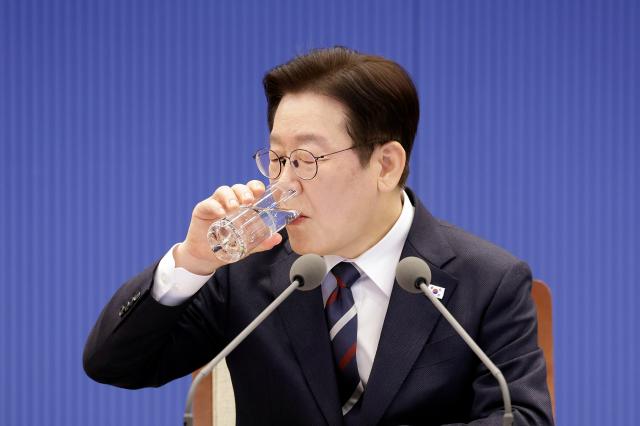 이재명 대통령이 19일 청와대에서 열린 수석보좌관회의에서 물을 마시고 있다사진연합뉴스