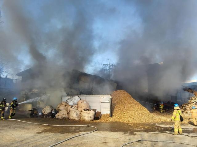 화성 안녕동 폐목재 가공공장서 화재…6명 대피
