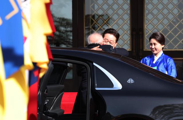 Brazilian president receives warm welcome from Lee on first state visit in 21 years