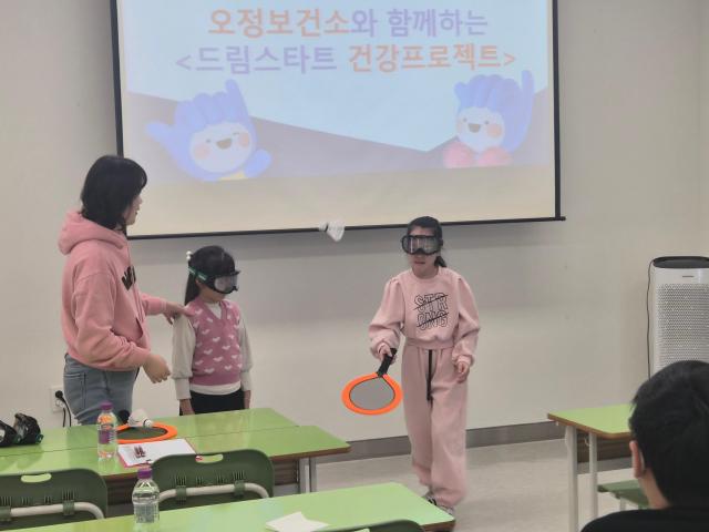 프로그램 참여 아동이 ‘음주고글 체험활동’을 하고 있다 사진부천시