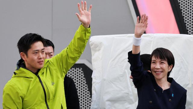 연립여당인 요시무라 히로후미 일본유신회 대표왼쪽와 다카이치 사나에 일본 총리 겸 자민당 대표사진로이터연합뉴스