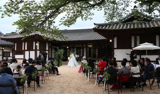 나주시가 나만의 특별한 결혼식을 원하는 예비부부를 모집한다 사진은 지난해 특별한 결혼식 모습 사진나주시