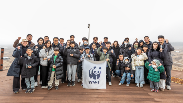 GS건설 직원 및 가족들이 ‘두루미 탐조 가족프로그램’에 참여하고 단체사진을 찍고 있다 사진GS건설