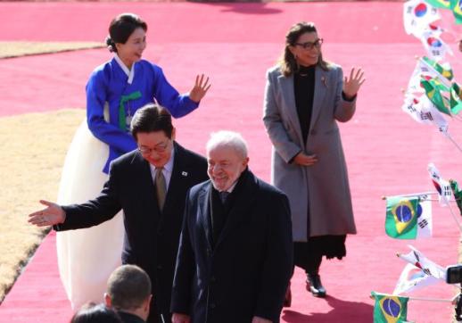 청와대 첫 국빈 룰라에 韓 축구 대표팀 유니폼·전태일 평전 선물