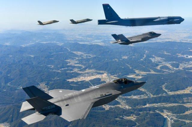 미국 공군 B-52H 전략폭격기와 한국 공군의 F-35A 전투기들이 2023년 10월 17일 한반도 상공에서 한미 연합공중훈련을 실시하고 있다 사진공군
