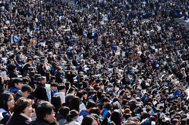 Crowds gather during a degree conferment ceremony for February 2026 graduates at Yonsei University’s Sinchon campus in Seodaemun District, Seoul, Feb. 23. 2026. AJP Yoo Na-hyun