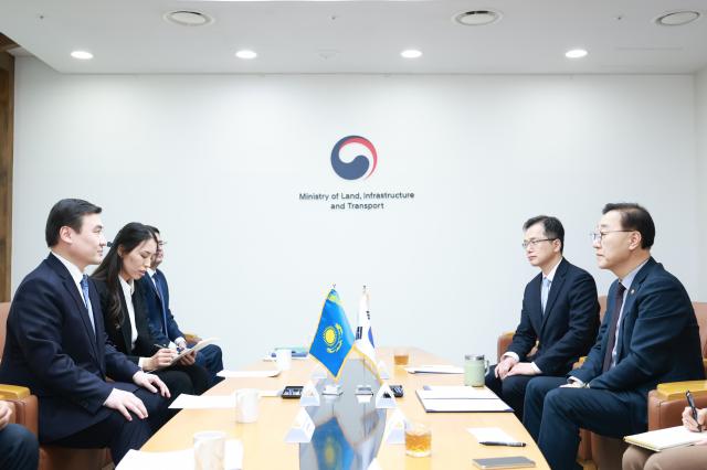 김윤덕 국토교통부 장관이 20일 국토발전전시관에서 아르스타노프 누르갈리 주한카자흐스탄대사와 면담하고 있다 2026220 사진국토교통부 제공