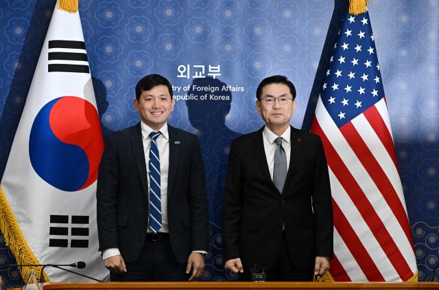 정연두 외교전략정보본부장오른쪽과 케빈 김 주한미국대사대리가 지난해 12월 서울 종로구 외교부 청사에서 열린 한미 정상회담 조인트 팩트시트공동설명자료 후속 협의에서 포즈를 취하고 있다 사진연합뉴스