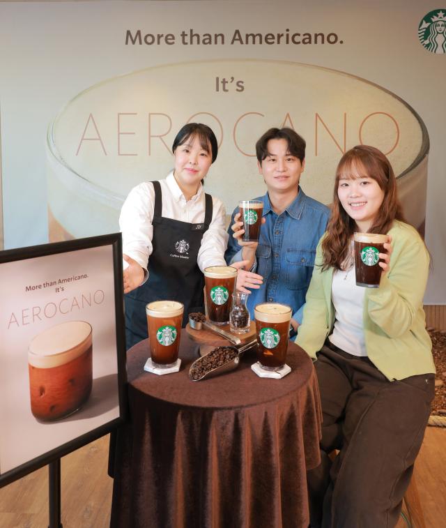 23일 오전 서울 용산구 스타벅스 아카데미 센터에서 열린 스타벅스 에어로카노 출시 사진행사에서 스타벅스 바리스타 모델들이 에어로카노를 소개하고 있다 스타벅스 에어로카노는 아메리카노에 에어레이팅공기 주입을 더해 부드러운 풍미를 극대화한 신메뉴로 오는 26일 전 세계 최초로 출시한다 20260223사진유대길 기자 dbeorlf123ajunewscom