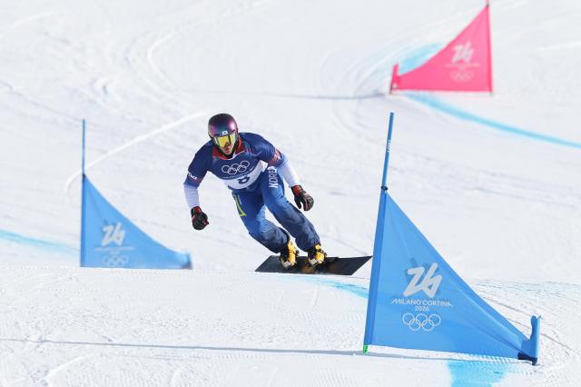 Kim Sang-gyeom speeds toward the finish line during the men’s snowboard parallel giant slalom semifinal at the Livigno Snowpark at the Milan-Cortina d’Ampezzo 2026 Winter Olympics in Livigno Italy on Feb 8 2026 Yonhap