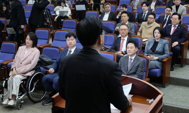 장동혁 국민의힘 대표가 23일 국회에서 열린 의원총회에서 송언석 원내대표의 발언을 경청하고 있다 사진연합뉴스