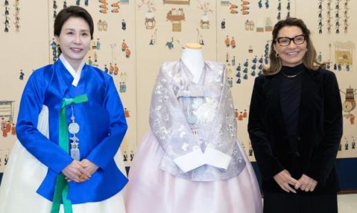 김혜경 여사, 호잔젤라 여사와 공예품 관람…우정 쌓는 소중한 계기