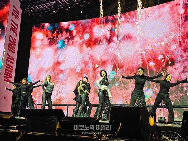 MZ 워너비 아이브IVE가 23일 서울 광진구 예스24라이브홀에서 열린 두 번째 정규앨범 ‘리바이브 플러스’REVIVE+ 언론 공개회에서 타이틀 곡 ‘블랙홀’을 선보이고 있다사진선재관 기자