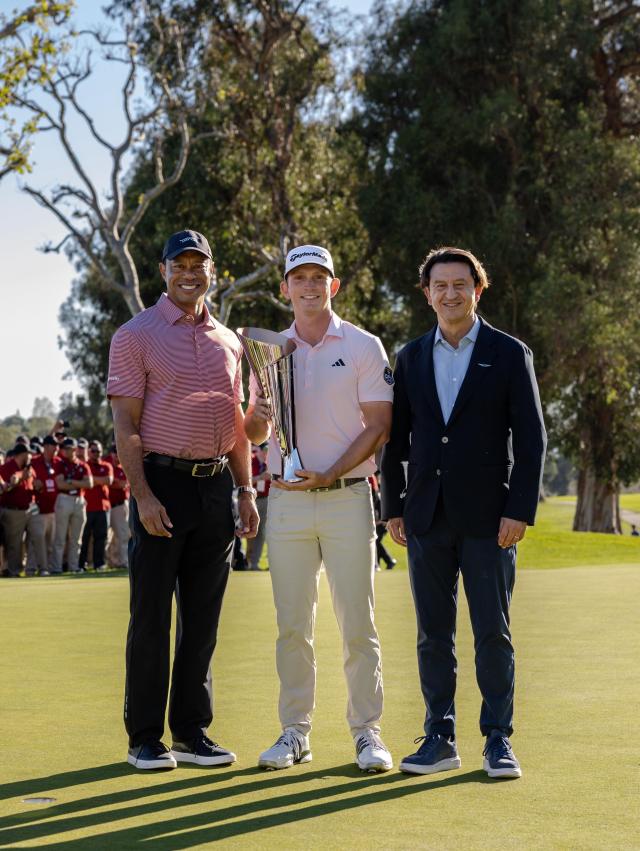 왼쪽부터 타이거 우즈 ‘2026 제네시스 인비테이셔널’ 우승자 제이콥 브리즈먼 현대차 호세 무뇨스 대표이사 사장