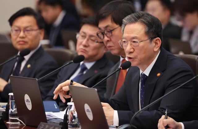 정성호 법무부 장관이 10일 청와대에서 열린 국무회의에서 발언하고 있다 사진연합뉴스