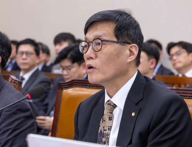 이창용 한국은행 총재가 23일 국회에서 열린 재정경제기획위원회 전체 회의에 출석해 의원 질의에 답하고 있다 연합뉴스