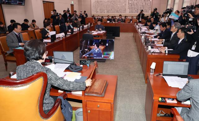 추미애 국회 법제사법위원회 위원장이 23일 국회 법제사법위원회 전체 회의에서 안건을 상정하고 있다 사진연합뉴스