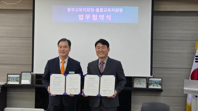 이동신 울릉교육지원청 교육장왼쪽과 최도규 서울중부교육지원청 교육장이 지역 자원 연계 현장체험교육 활성화를 위한 업무협약을 체결한 뒤 기념 촬영을 하고 있다사진울릉교육지원청