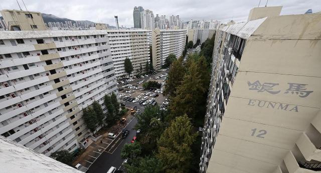 1 dead, 3 injured due to fire at aging apartment complex in southern Seoul