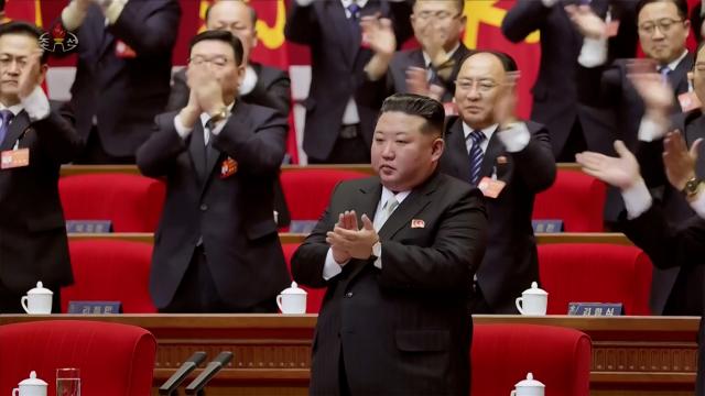 북한은 지난 22일 노동당 제9차 대회 4일 회의에서 김정은 국무위원장을 당 총비서로 추대하는 결정을 만장일치로 채택했다고 조선중앙TV가 23일 보도했다 사진연합뉴스