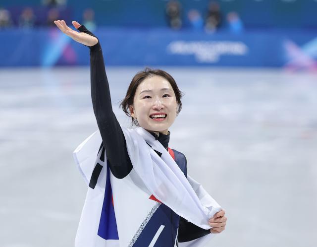 지난 20일현지시간 이탈리아 밀라노 아이스스케이팅 아레나에서 열린 2026 밀라노·코르티나담페초 동계올림픽 쇼트트랙 여자 1500m 결승에서 은메달을 획득한 최민정이 태극기를 어깨에 두른 채 트랙을 돌고 있다 사진연합뉴스