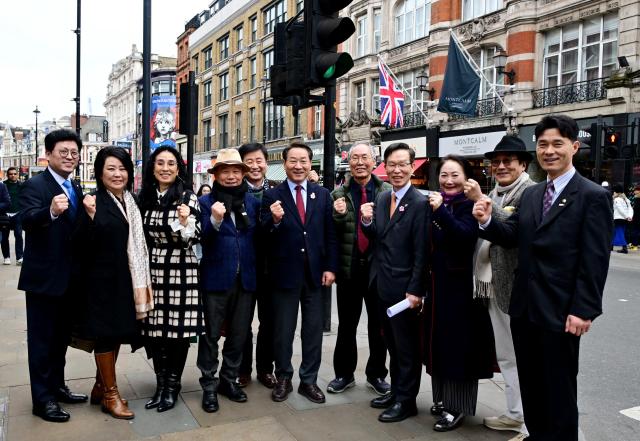 유정복 인천광역시장이 23일현지시간 영국 런던에서 유럽한인총연합회 유제헌 명예회장 및 연합회 임원들과 간담회를 갖고 기념촬영을 하고 있다 사진인천시