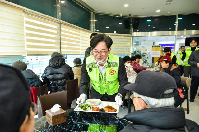 김병수 시장이 배식봉사를 하고 있다 사진김포시