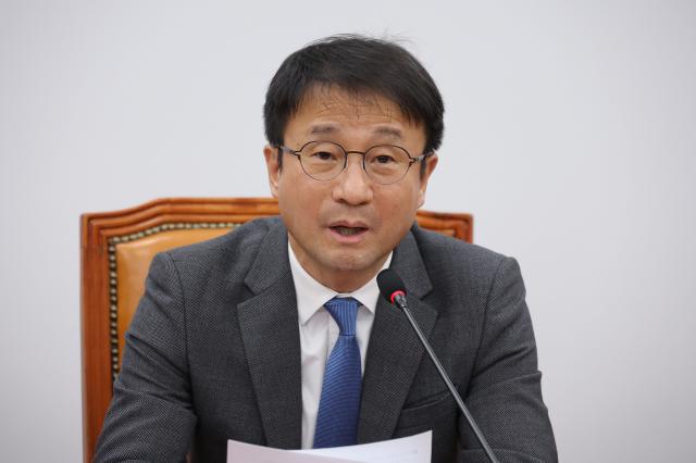 더불어민주당 한병도 원내대표가 24일 국회에서 열린 원내대책회의에서 이날 오후 열릴 예정인 본회의에 상정할 법안에 대해 말하고 있다사진연합뉴스