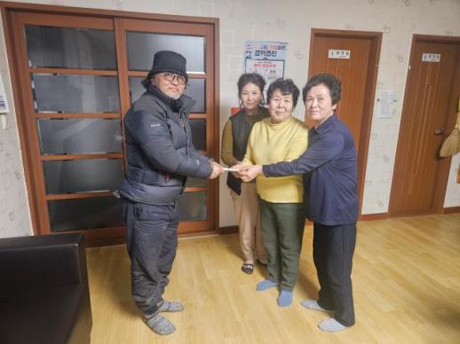 인제 남전2리 주민들, 비닐하우스 화재 피해 이웃 돕기 성금 전달