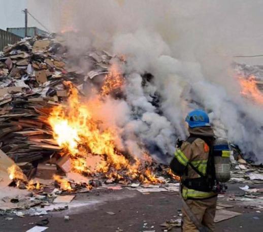 인천 고잔동 고물상서 화재…잔불 정리 작업 중