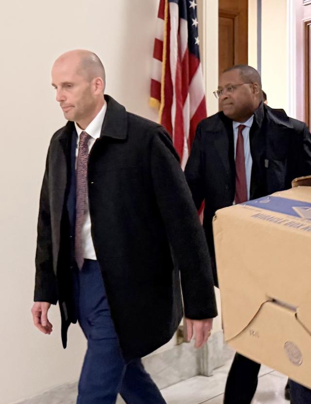 해롤드 로저스 쿠팡 한국법인 임시 대표왼쪽가 23일현지시간 미국 워싱턴DC 연방 하원 법사위에서 비공개 증언을 마친 뒤 나오고 있다 2026223 