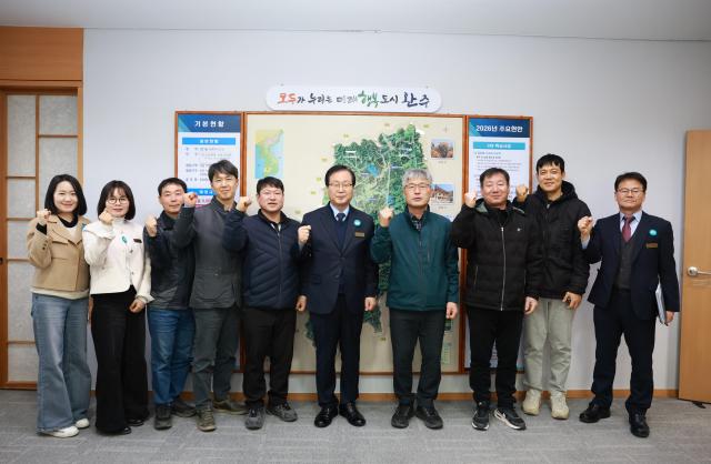 유희태 완주군수오른쪽 다섯 번째가 완주조경수협동조합 임원진과 간담회를 가진 후 화이팅을 외치고 있다사진완주군